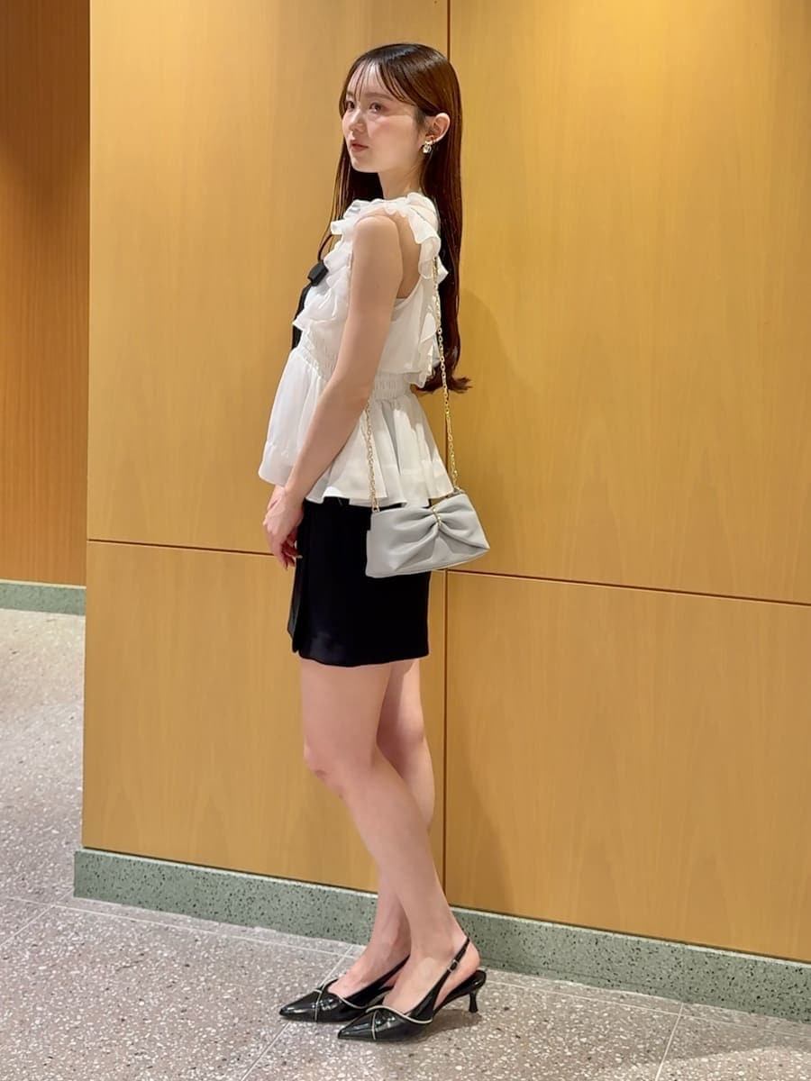 ブラック系のパンプス、ブラック系のその他パンツ、ホワイト系のシャツ/ブラウスを着用したレディースの春コーディネートの2枚目の写真