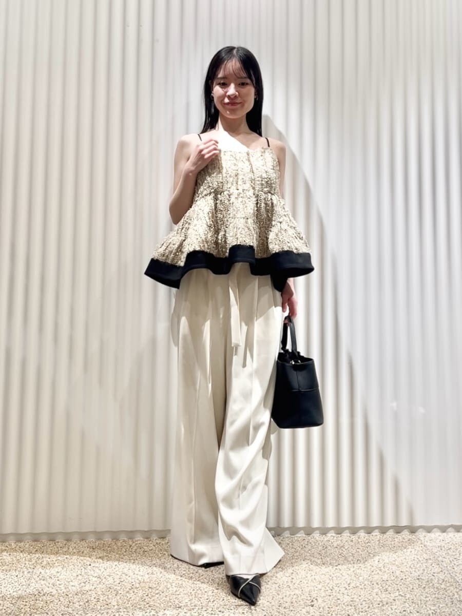 ブルー系のテーラードジャケット、ホワイト系のその他パンツ、ベージュ系のその他トップスを着用したレディースの春コーディネートの3枚目の写真