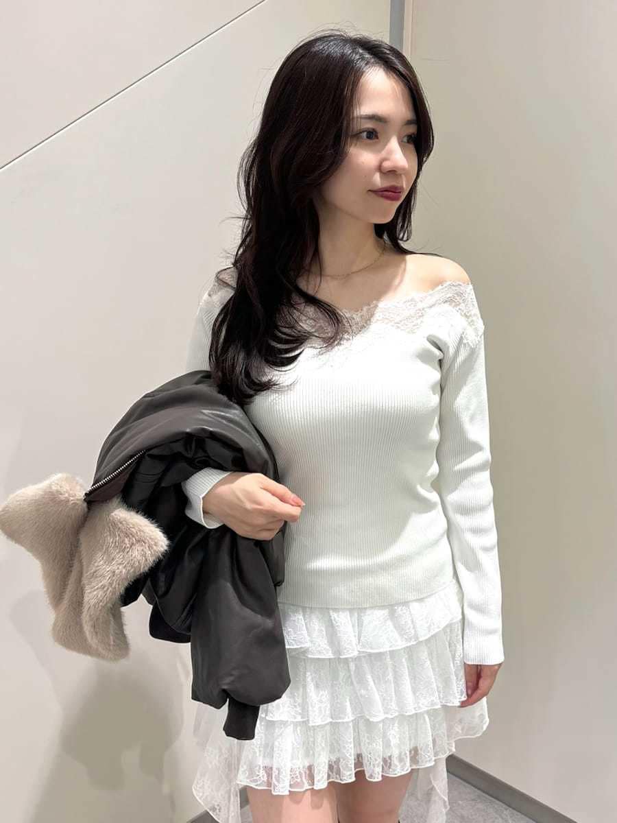 ブラウン系のブルゾン、ホワイト系のその他パンツ、ホワイト系のニット/セーターを着用したレディースの秋コーディネートの9枚目の写真