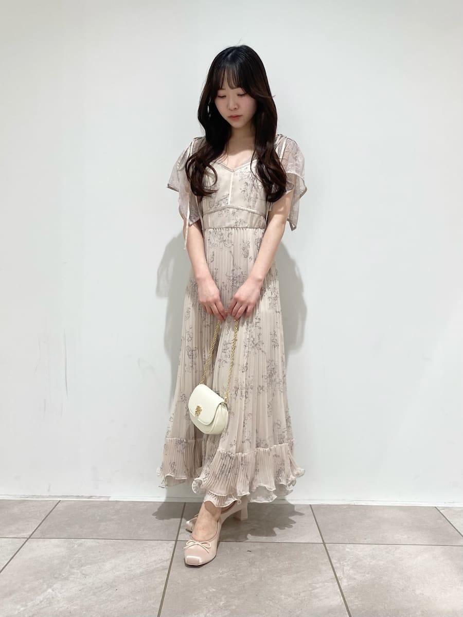 ホワイト系のテーラードジャケット、ホワイト系のショルダーバッグ、ピンク系のパンプスを着用したレディースの春コーディネートの3枚目の写真