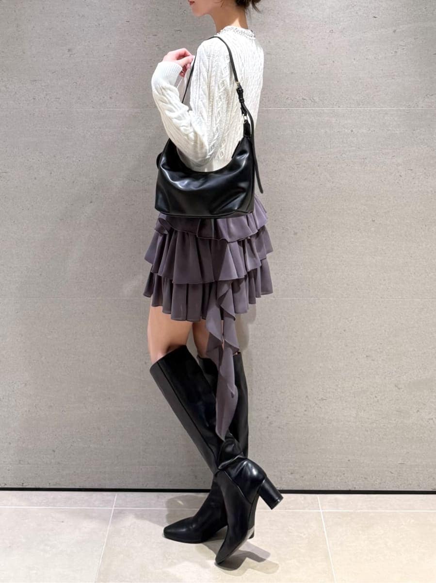 ホワイト系のモッズコート、グレー系のその他パンツ、ホワイト系のニット/セーターを着用したレディースの秋コーディネートの4枚目の写真