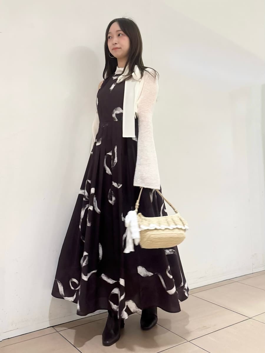 レッド系のブーツ、ブラウン系のワンピースを着用したレディースの冬コーディネートの3枚目の写真