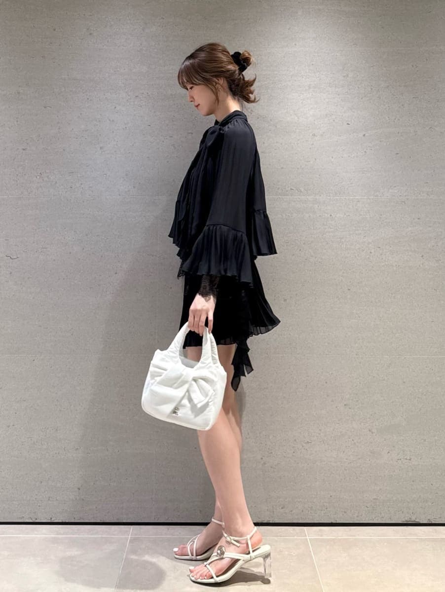 シルバー系のイヤリングを着用したレディースの春コーディネートの2枚目の写真