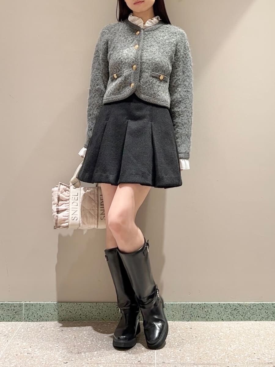 グレー系のノーカラージャケット、ブラック系のスカート、ピンク系のハンドバッグを着用したレディースの秋コーディネートの4枚目の写真