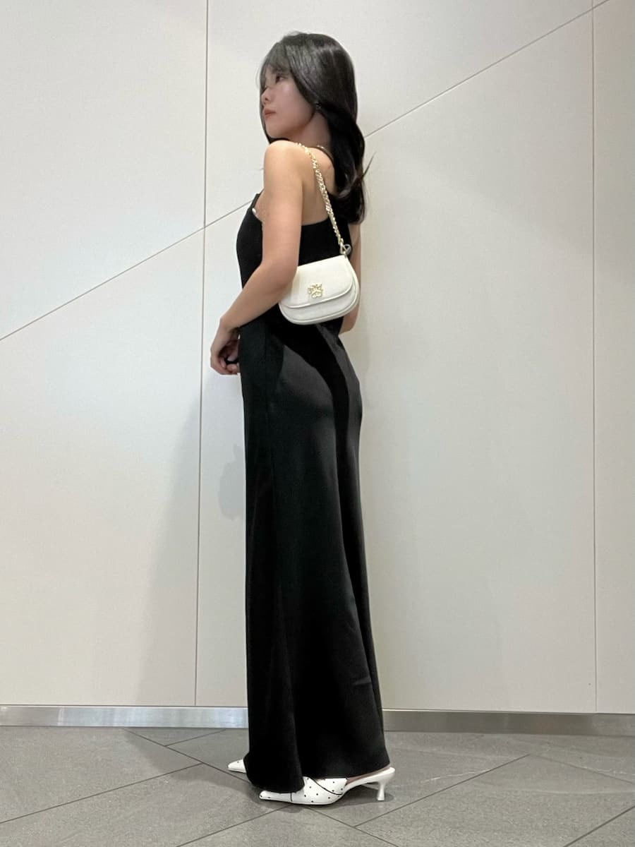 その他のパンプス、ホワイト系のショルダーバッグ、ブラック系のワンピースを着用したレディースの春コーディネートの2枚目の写真