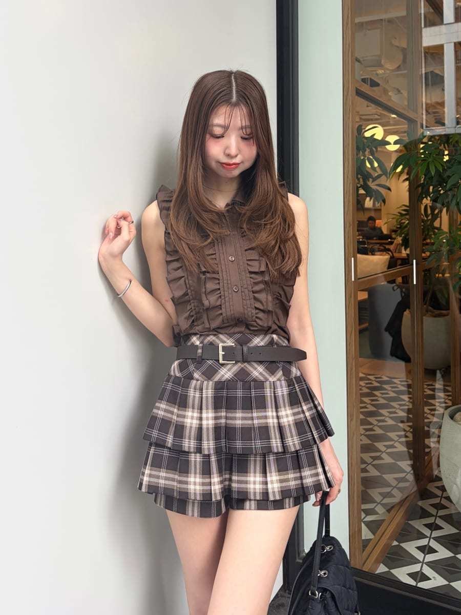 ブラウン系のその他パンツ、ブラック系のバックパック/リュック、ブラウン系のシャツ/ブラウスを着用したレディースの夏コーディネートの4枚目の写真