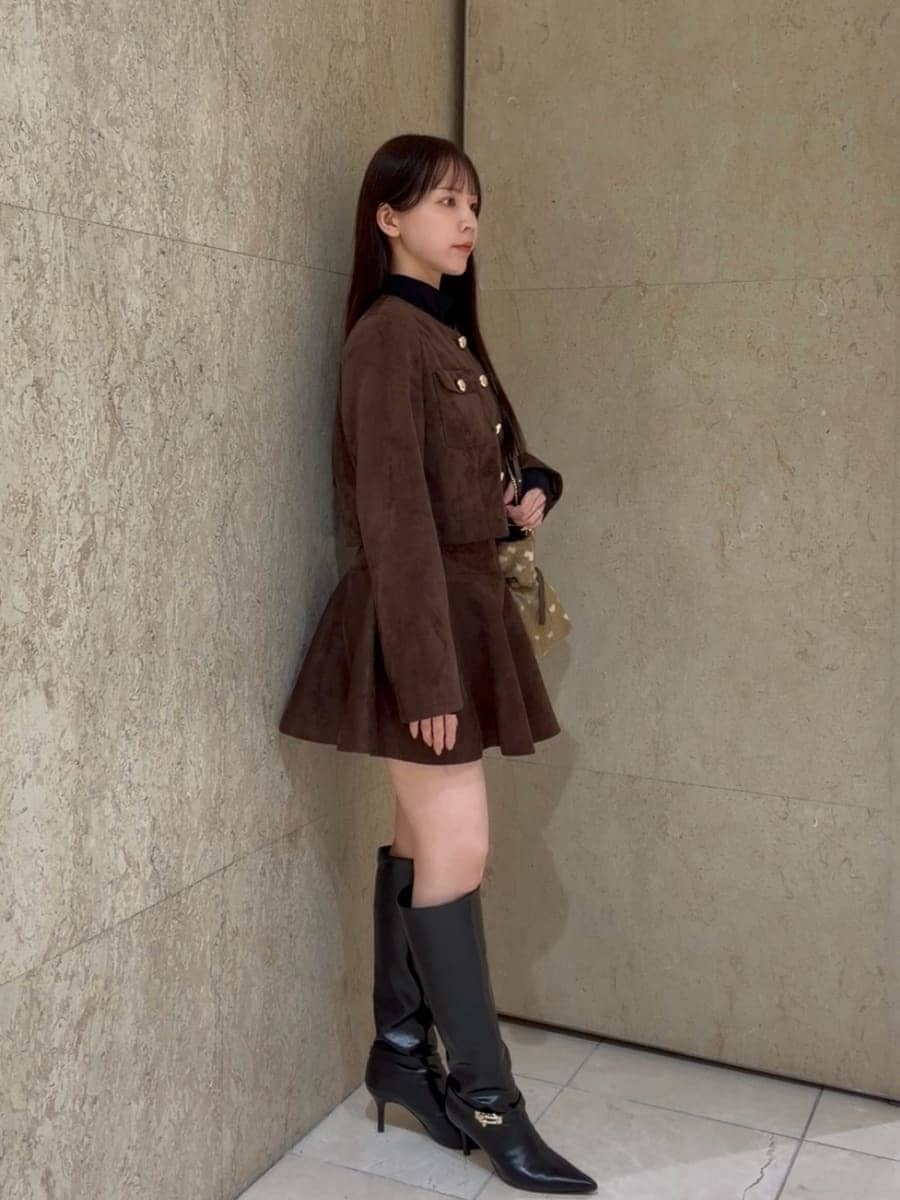 ブラウン系のノーカラージャケット、ブラウン系のその他パンツ、ブラック系のTシャツ/カットソーを着用したレディースの秋コーディネートの3枚目の写真