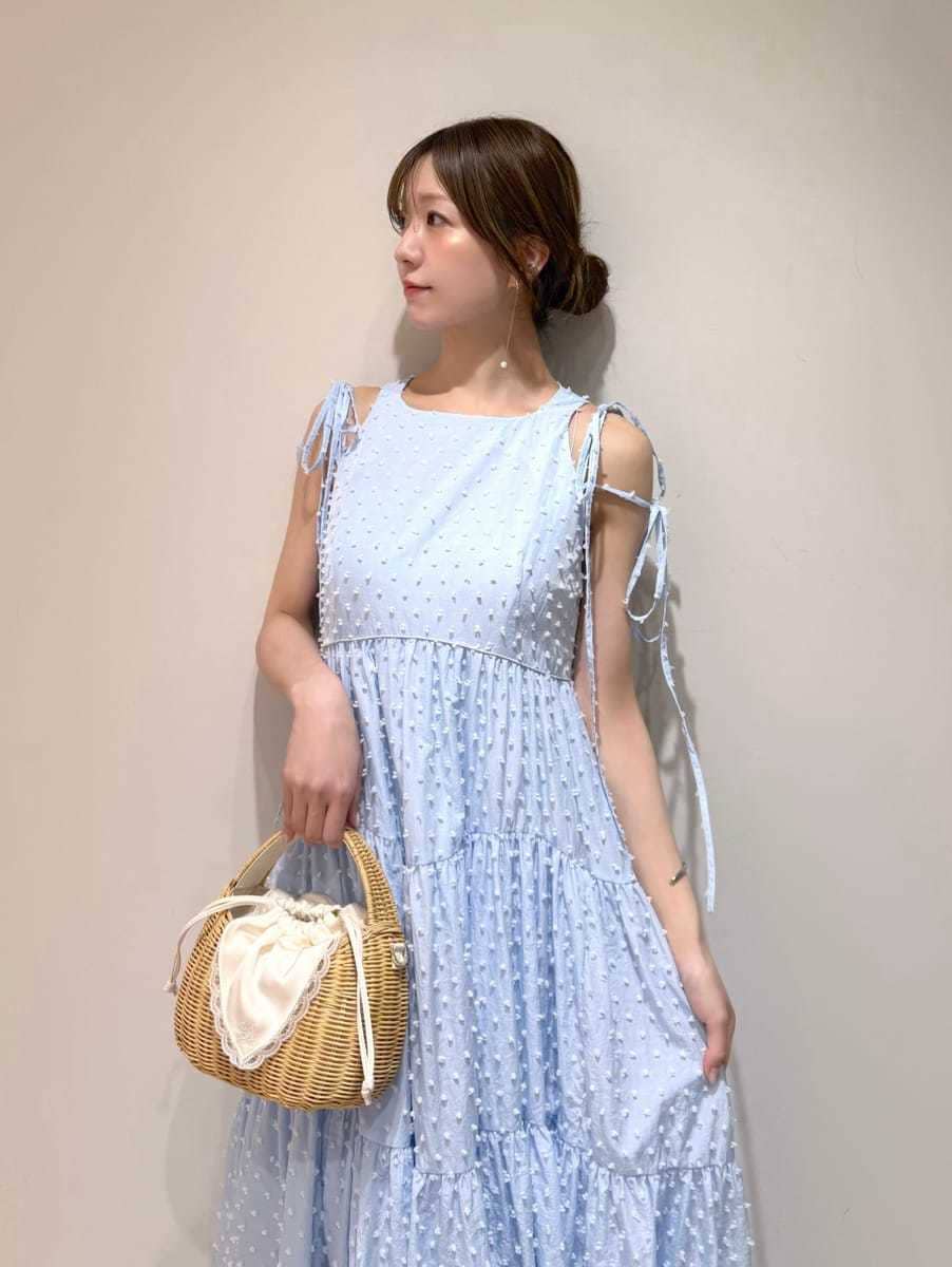 ホワイト系のかごバッグ、ブルー系のワンピース、ホワイト系のサンダルを着用したレディースの夏コーディネートの3枚目の写真