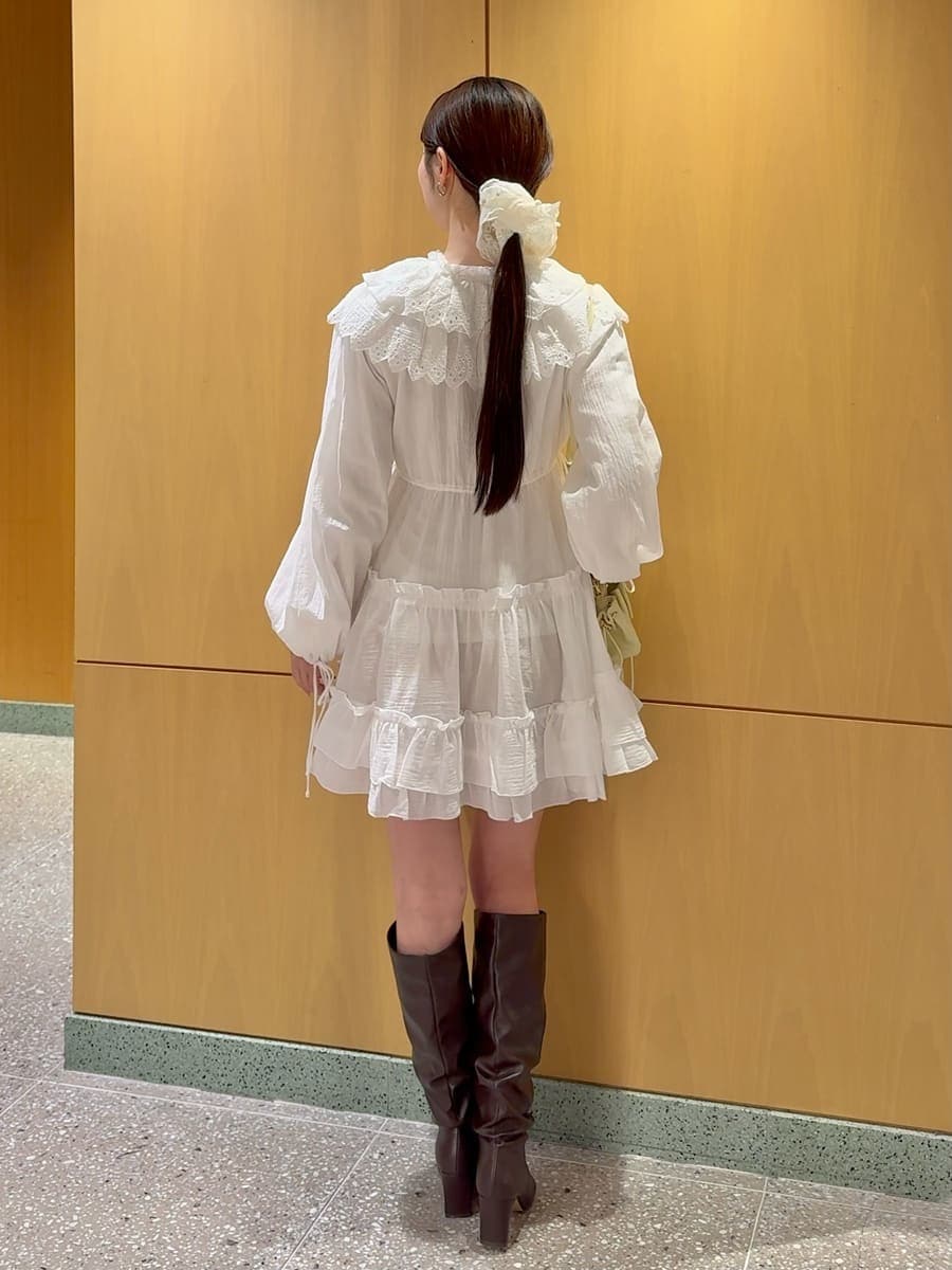 ホワイト系のその他トップス、イエロー系のショルダーバッグを着用したレディースの冬コーディネートの3枚目の写真