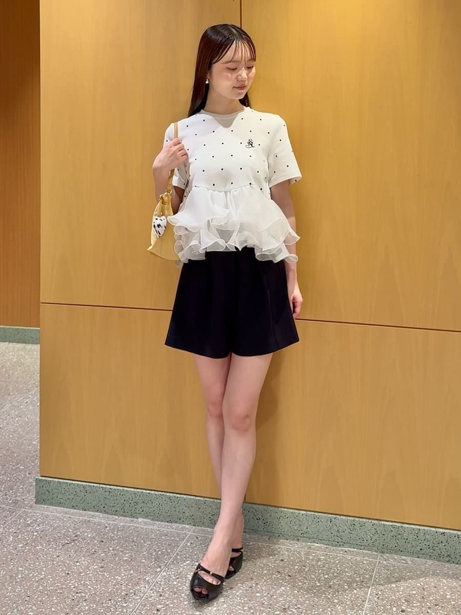 その他のTシャツ/カットソー、ブラック系のその他パンツ、ブラック系のサンダルを着用したレディースの夏コーディネートの2枚目の写真