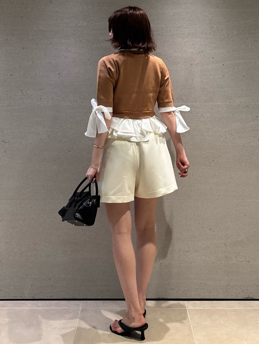 ホワイト系のその他パンツ、イエロー系のニット/セーターを着用したレディースの夏コーディネートの3枚目の写真