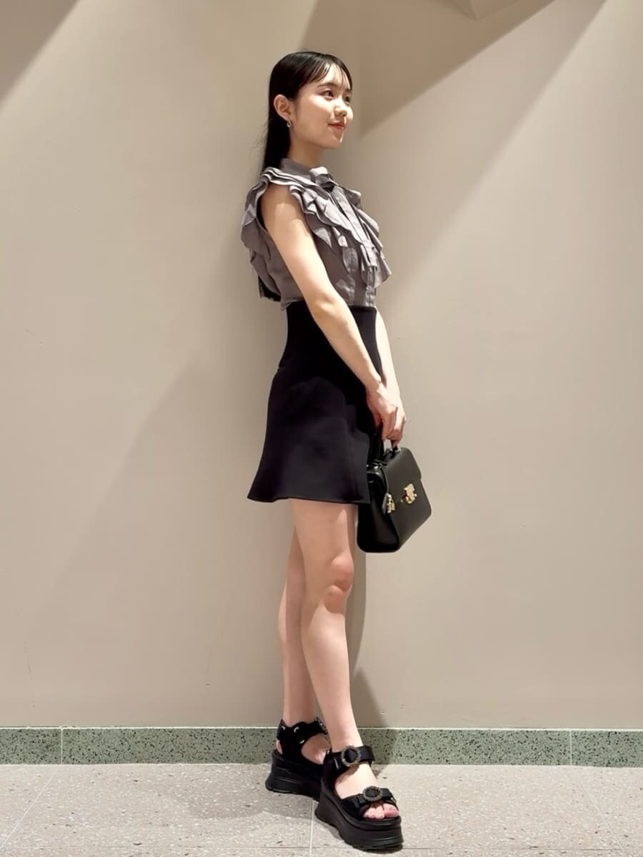 グレー系のシャツ/ブラウス、ブラック系のその他パンツ、ブラック系のサンダルを着用したレディースの夏コーディネートの3枚目の写真