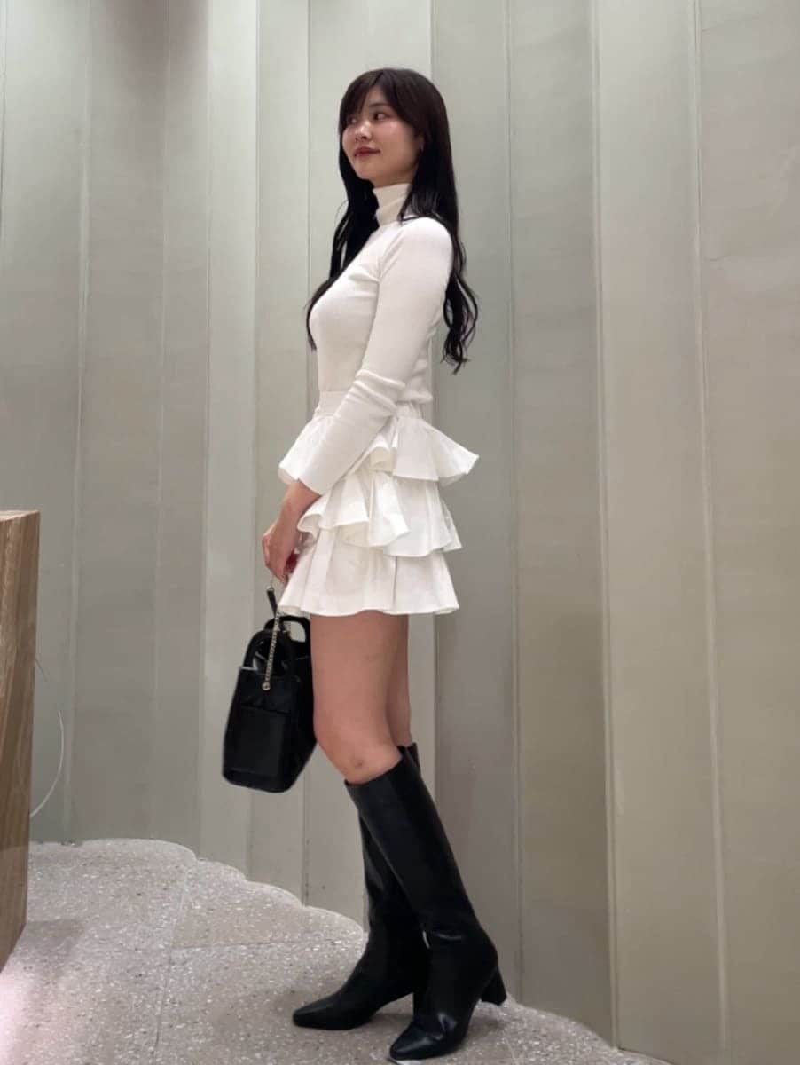 ホワイト系のモッズコート、ホワイト系のその他パンツ、ホワイト系のニット/セーターを着用したレディースの秋コーディネートの5枚目の写真