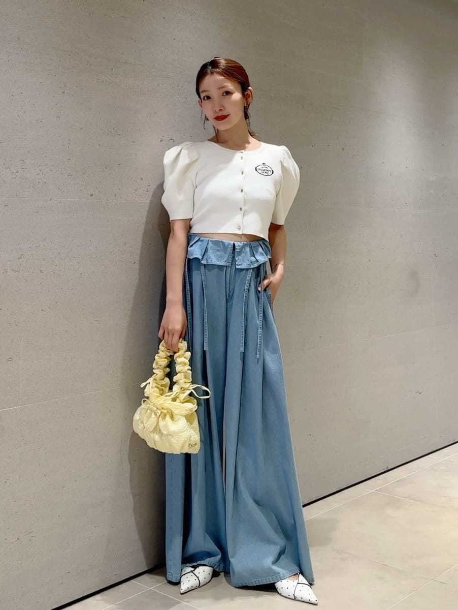 ブルー系のその他パンツ、ホワイト系のカーディガン/ボレロ、その他のパンプスを着用したレディースの春コーディネートの5枚目の写真