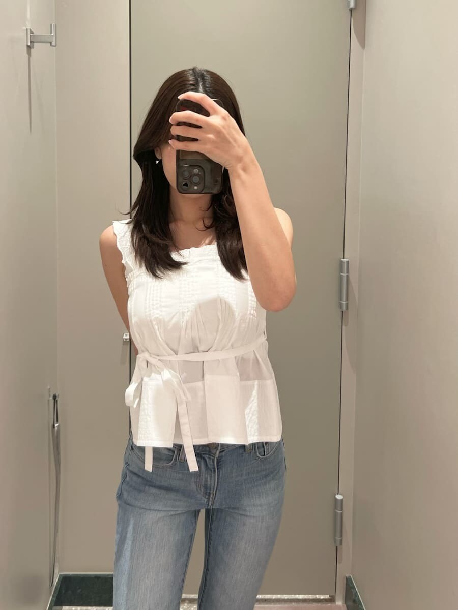 ホワイト系のシャツ/ブラウス、ブルー系のデニムパンツ、その他のパンプスを着用したレディースの春コーディネートの6枚目の写真