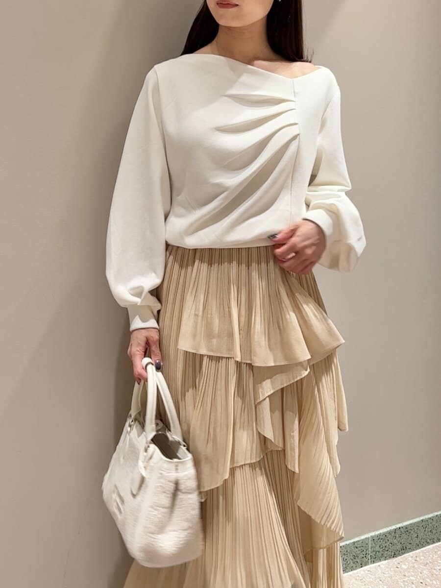 ホワイト系のTシャツ/カットソー、イエロー系のスカート、ホワイト系のハンドバッグを着用したレディースの秋コーディネートの4枚目の写真