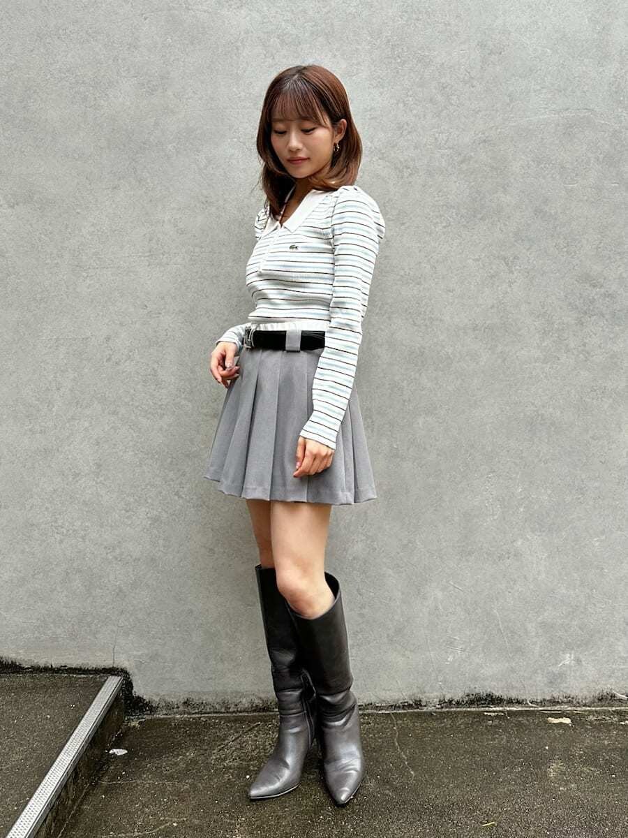 ピンク系のダウンジャケット/コート、その他のニット/セーター、グレー系のその他パンツを着用したレディースの秋コーディネートの7枚目の写真