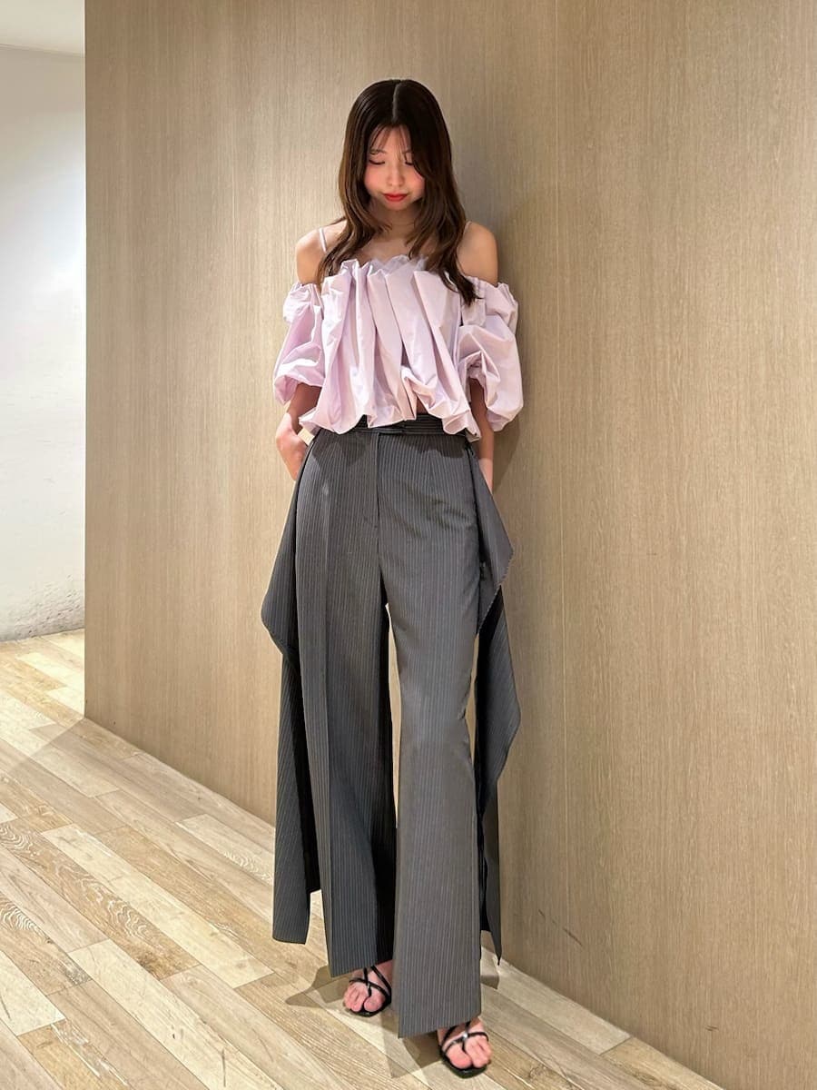 グレー系のその他パンツ、パープル系のシャツ/ブラウスを着用したレディースの春コーディネートの5枚目の写真