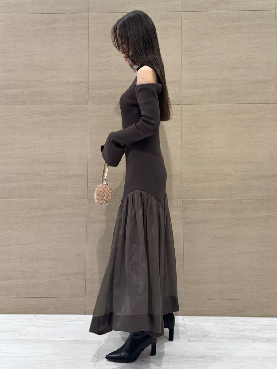 ブラック系のブーツ、ブラウン系のワンピースを着用したレディースの秋コーディネートの3枚目の写真