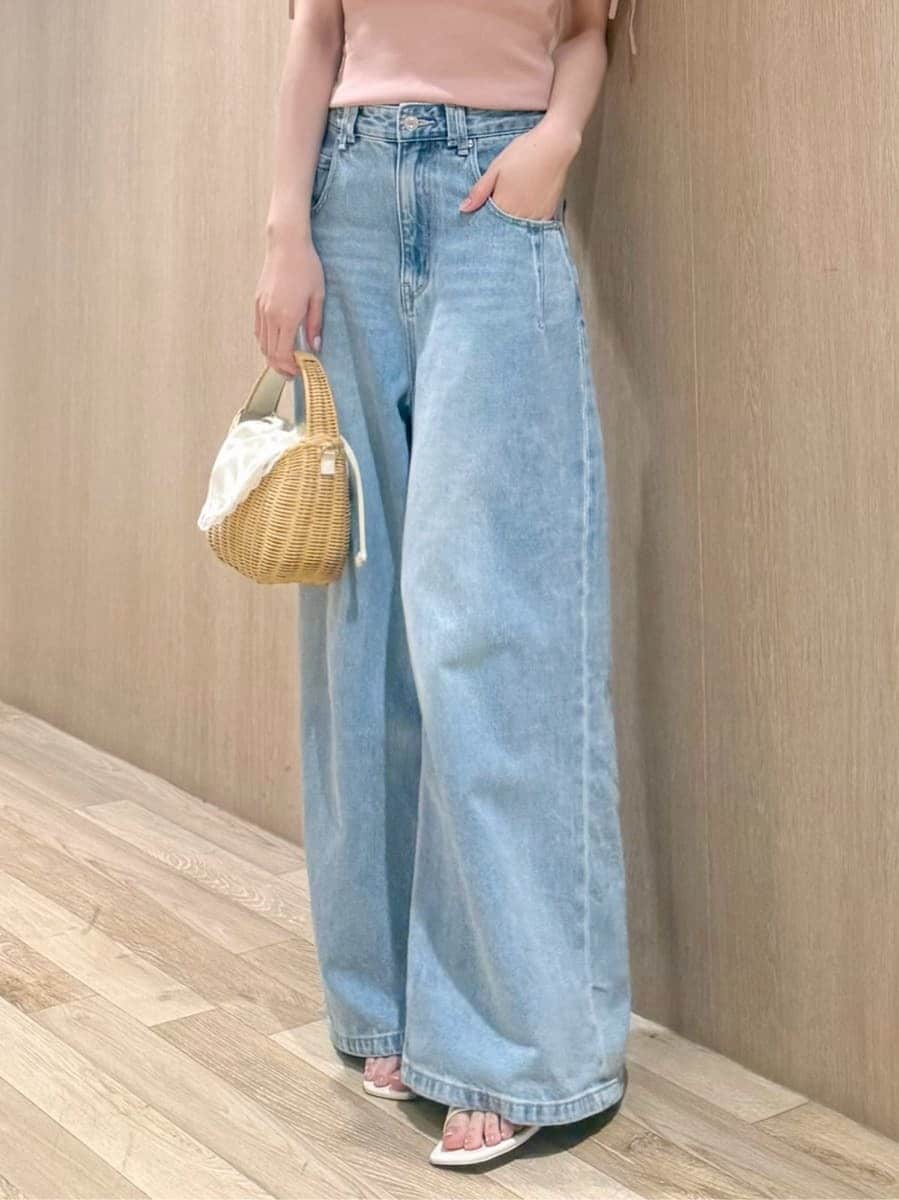 ホワイト系のかごバッグ、ブルー系のデニムパンツ、ピンク系のニット/セーターを着用したレディースの夏コーディネートの5枚目の写真