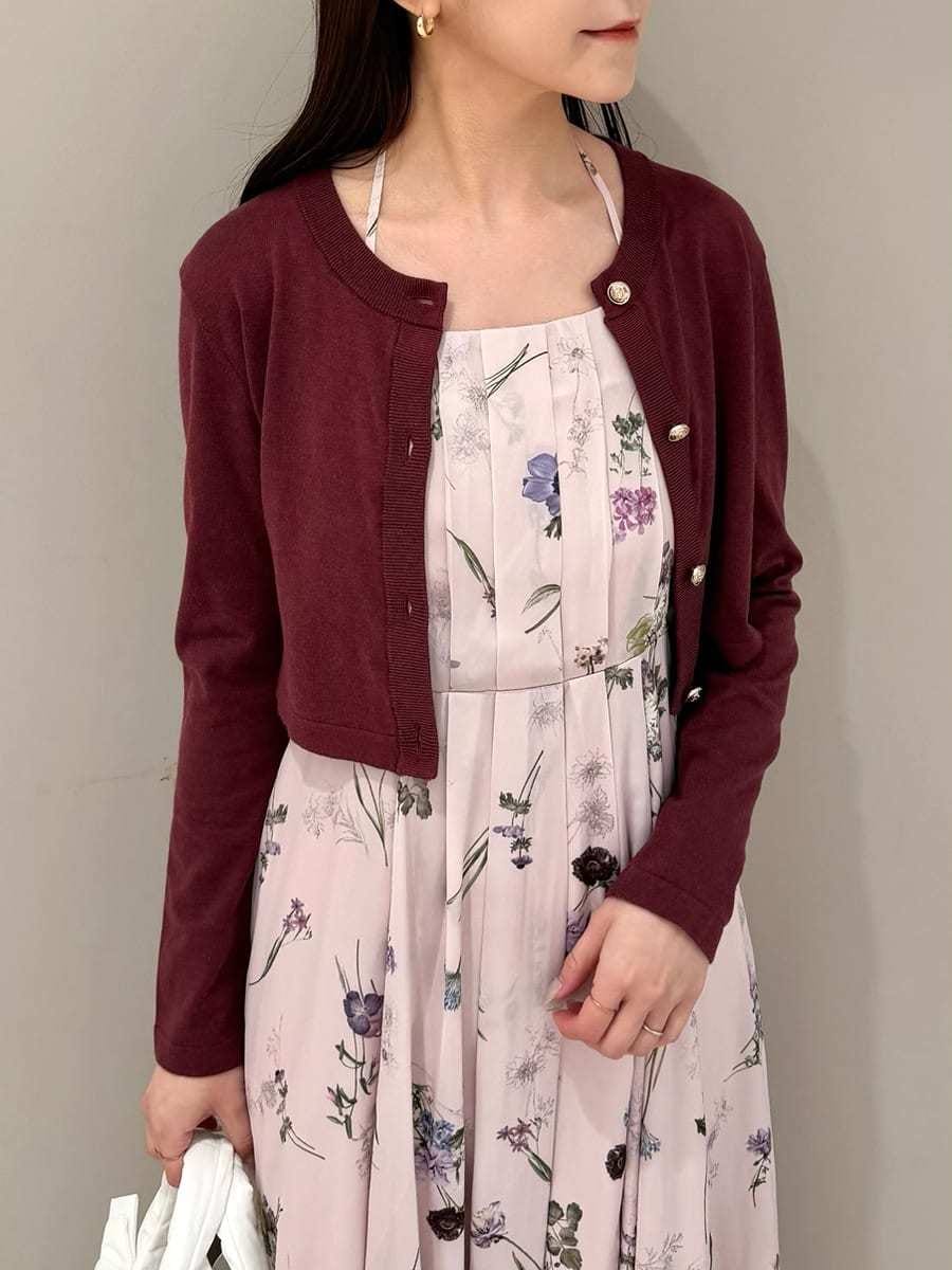 ブラウン系のブーツ、ピンク系のワンピースを着用したレディースの冬コーディネートの4枚目の写真