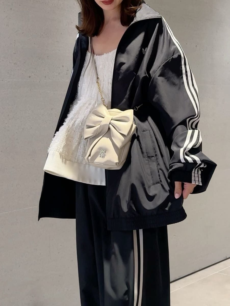 ホワイト系のその他トップス、ブラック系のその他パンツ、ブラック系のブルゾンを着用したレディースの春コーディネートの6枚目の写真