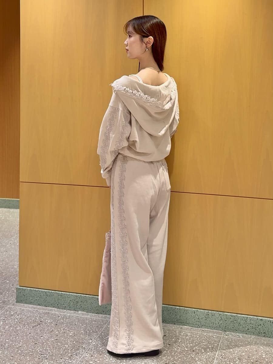 ホワイト系のキャミソール、ピンク系のその他パンツ、ピンク系のパーカーを着用したレディースの夏コーディネートの3枚目の写真