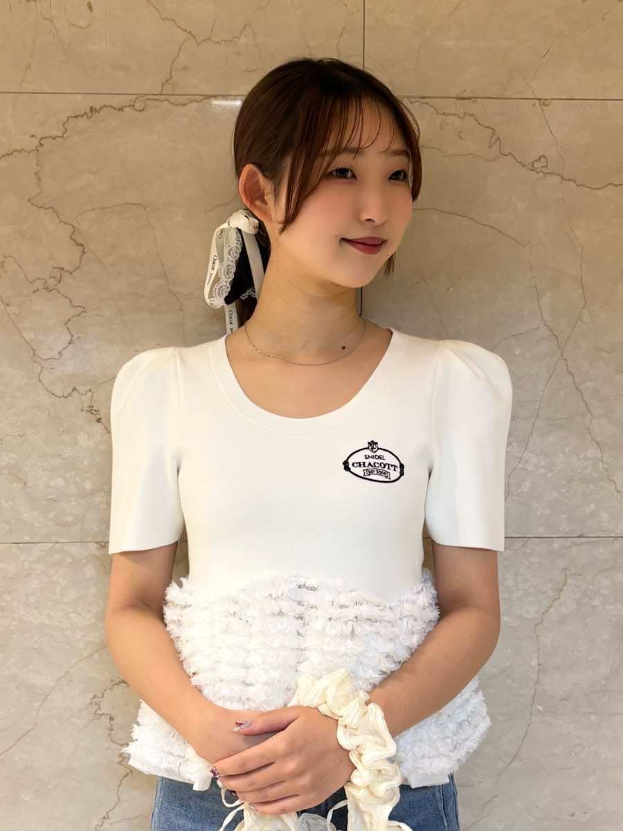 ブルー系のその他パンツ、ホワイト系のニット/セーター、ブラック系のパンプスを着用したレディースの春コーディネートの5枚目の写真