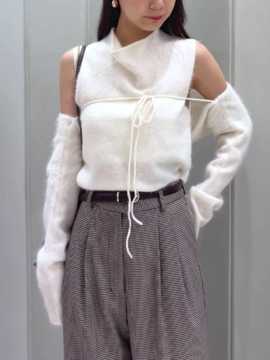 その他のその他パンツ、ホワイト系のTシャツ/カットソー、ホワイト系のカーディガン/ボレロを着用したレディースの秋コーディネートの5枚目の写真