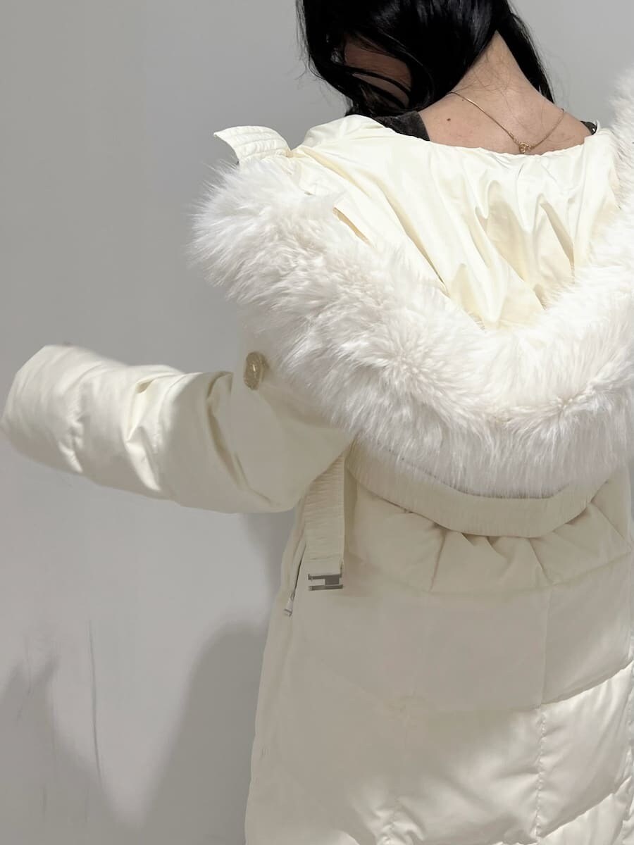 ホワイト系のダウンジャケット/コート、ホワイト系のブーツ、ホワイト系のハンドバッグを着用したレディースの冬コーディネートの7枚目の写真