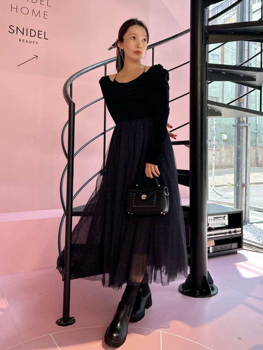 ブラック系のワンピース、ブラック系のショルダーバッグ、ブラック系のその他ヘアアクセサリーを着用したレディースの夏コーディネートの7枚目の写真