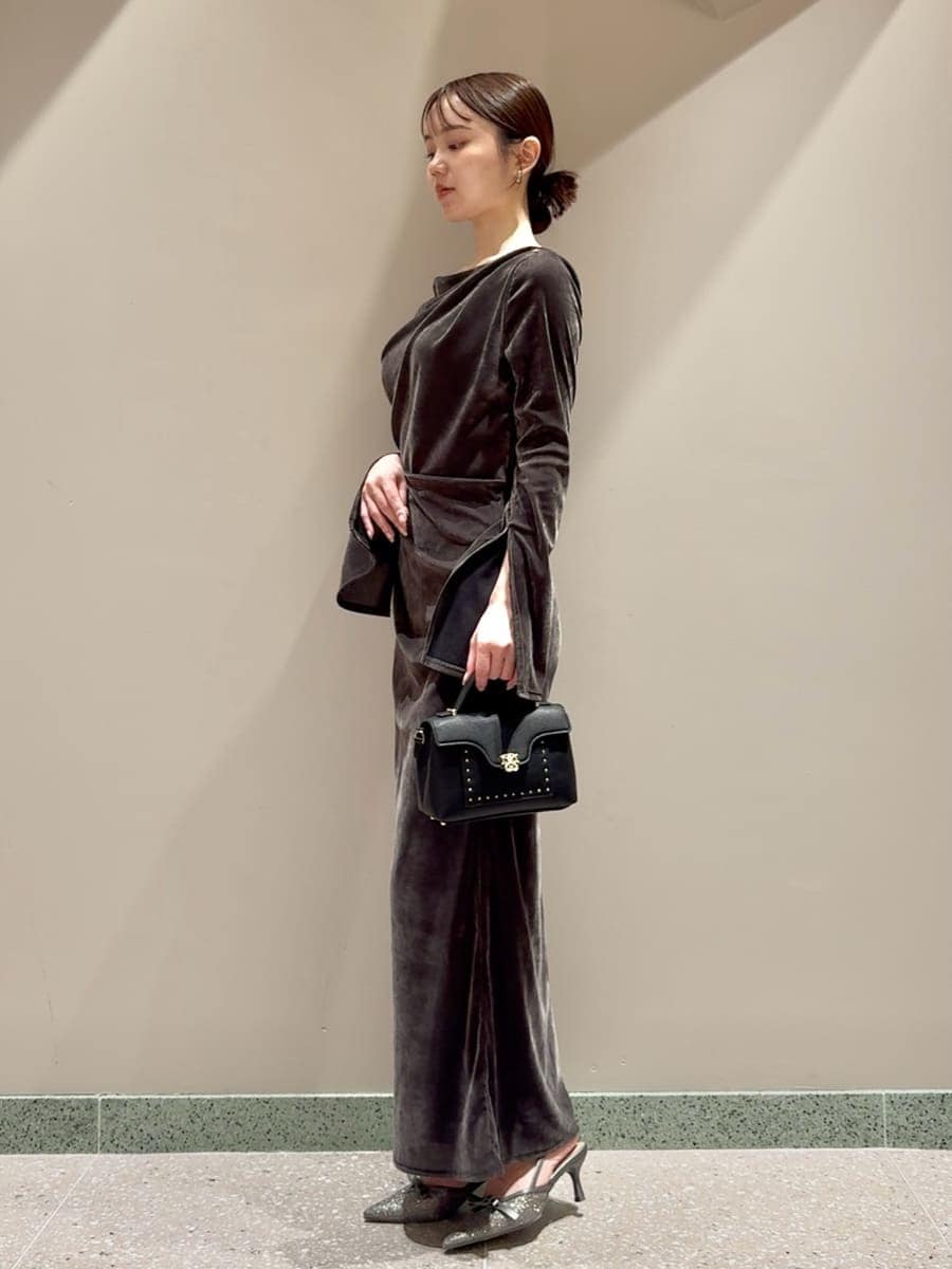 グレー系のワンピース、ブラック系のショルダーバッグを着用したレディースの秋コーディネートの2枚目の写真