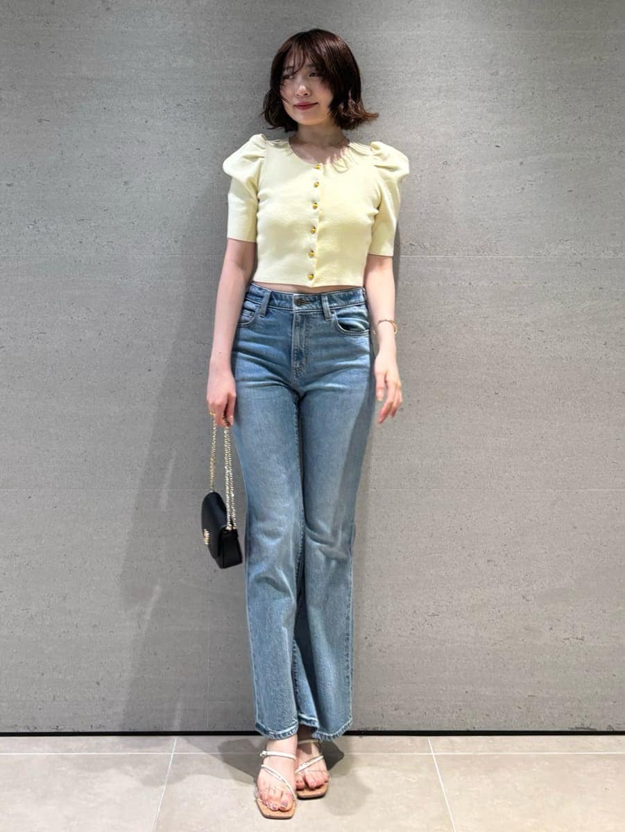 ブルー系のデニムパンツ、イエロー系のカーディガン/ボレロ、その他のサンダルを着用したレディースの春コーディネートの2枚目の写真