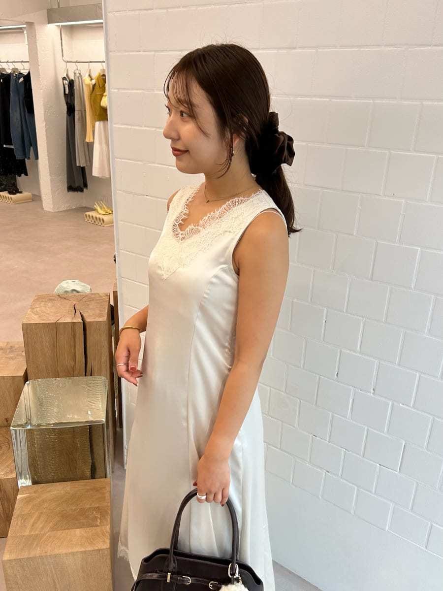 ホワイト系のキャミソール、ブルー系のデニムパンツ、ホワイト系のワンピースを着用したレディースの夏コーディネートの8枚目の写真