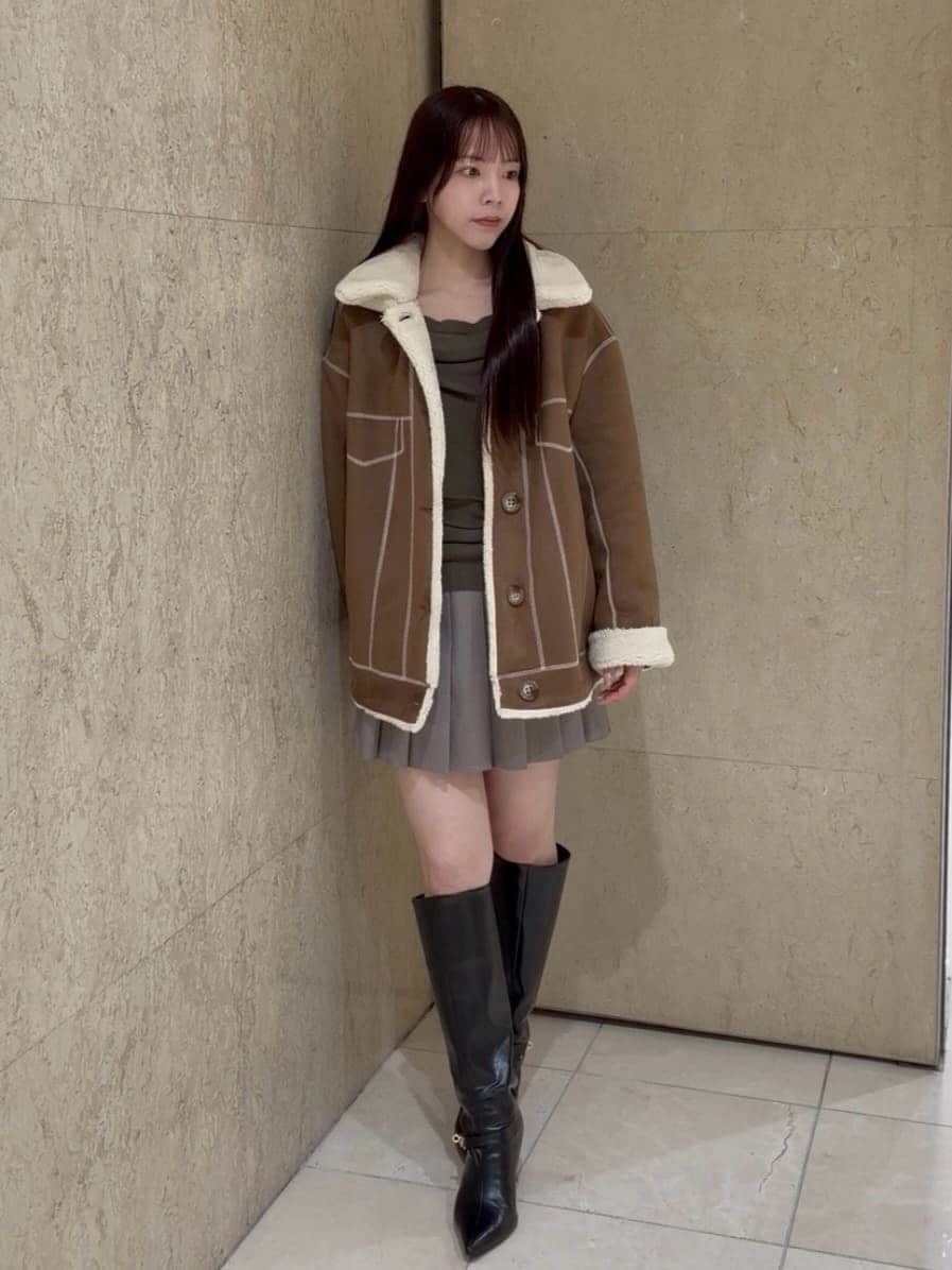 グレー系のその他パンツ、ブラウン系のニット/セーター、ブラック系のブーツを着用したレディースの秋コーディネートの6枚目の写真