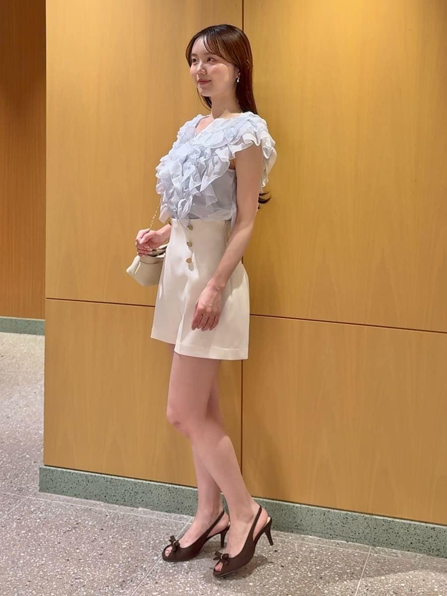 ホワイト系のその他パンツ、ブルー系のシャツ/ブラウスを着用したレディースの夏コーディネートの4枚目の写真