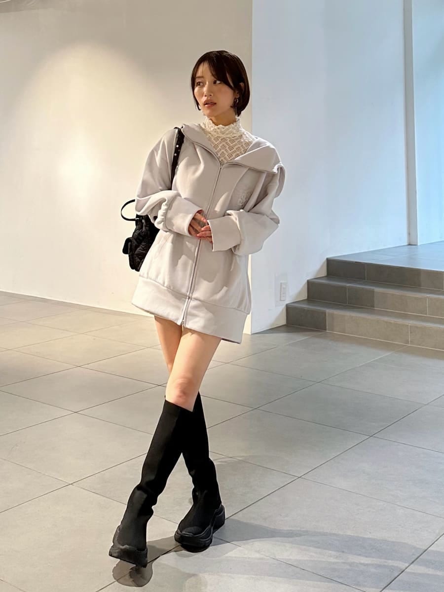 グレー系のパーカー、その他のTシャツ/カットソー、その他のブーツを着用したレディースの夏コーディネートの4枚目の写真
