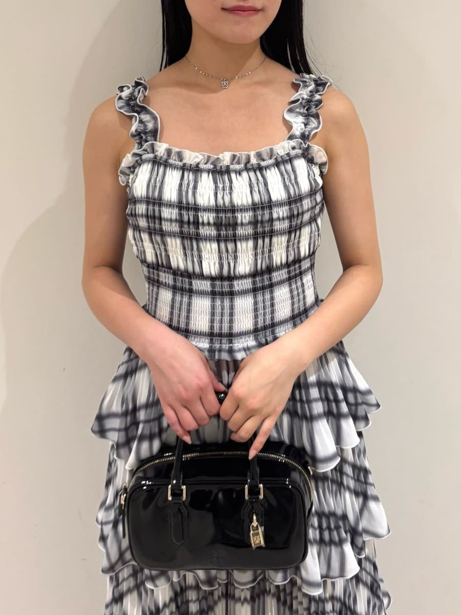 その他のワンピース、ブラック系のブルゾン、ブラック系のボストンバッグを着用したレディースの秋コーディネートの7枚目の写真