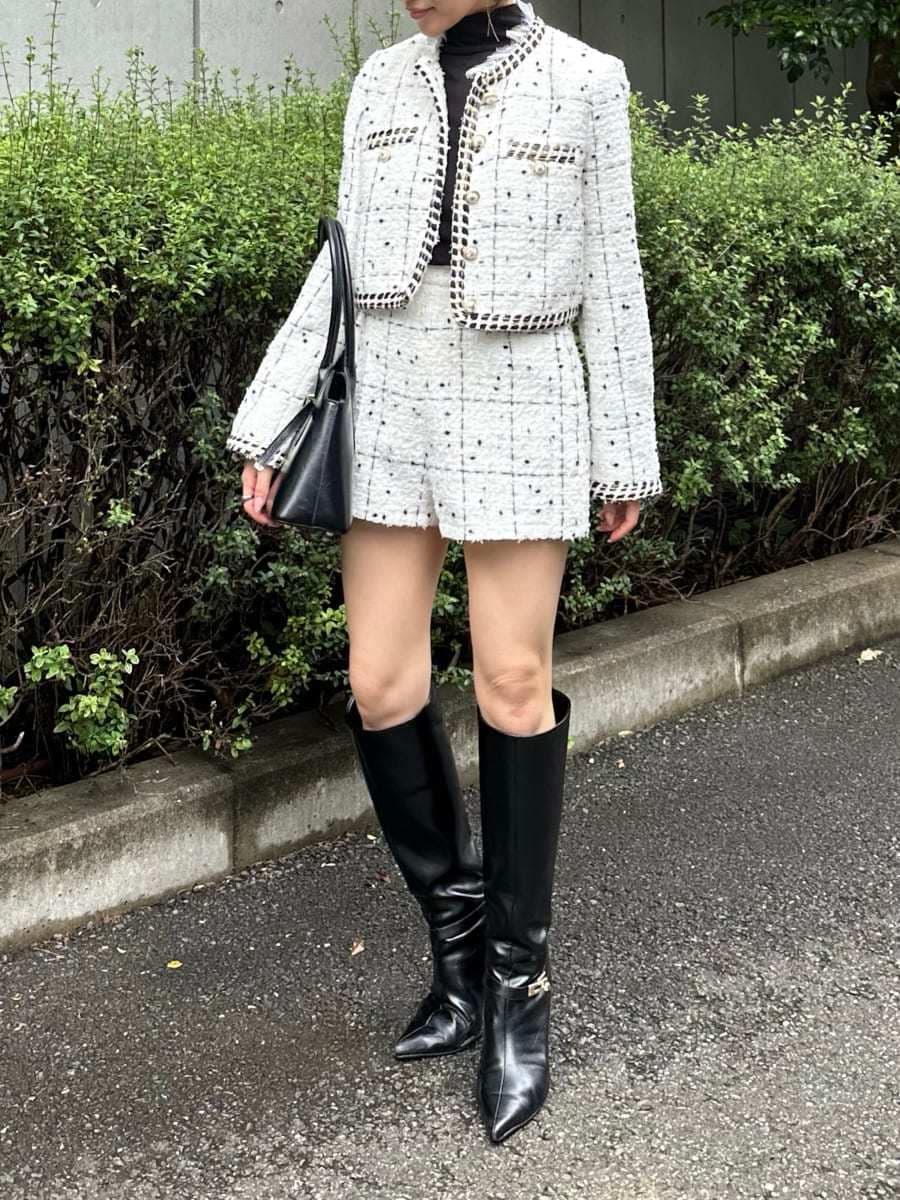 ホワイト系のノーカラージャケット、ホワイト系のその他パンツ、ブラック系のTシャツ/カットソーを着用したレディースの秋コーディネートの4枚目の写真