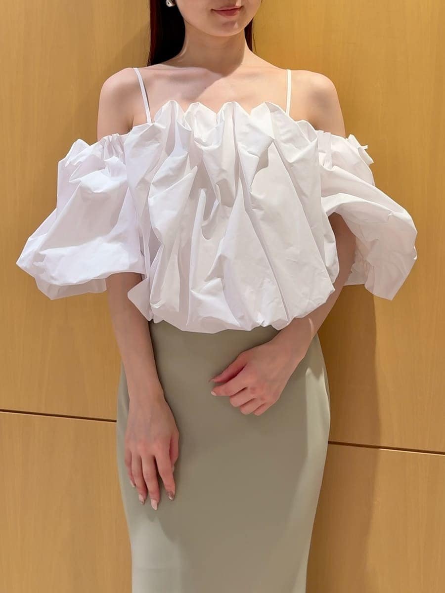 グリーン系のスカート、ホワイト系のシャツ/ブラウス、ホワイト系のショルダーバッグを着用したレディースの春コーディネートの4枚目の写真