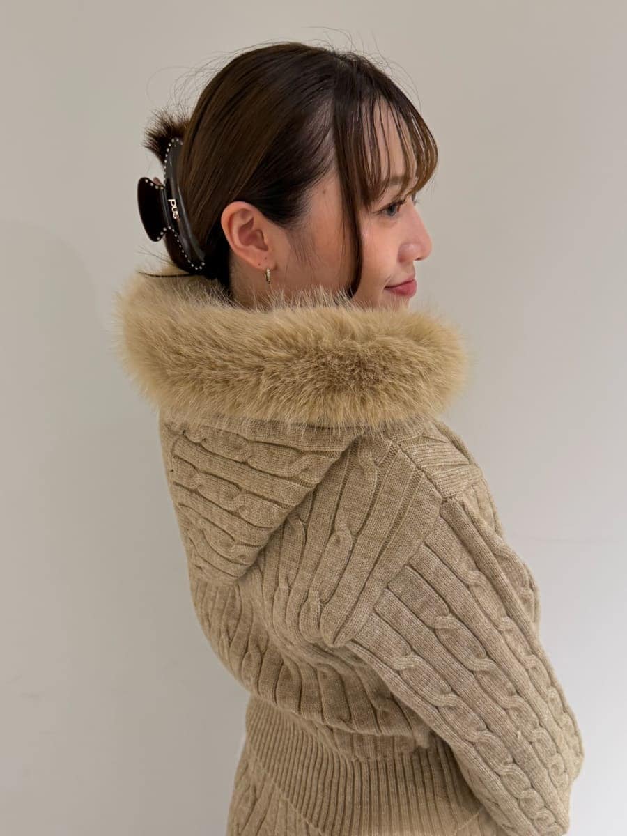 ブラウン系のその他パンツ、ブラウン系のパーカー、ブラック系のブーツを着用したレディースの秋コーディネートの7枚目の写真