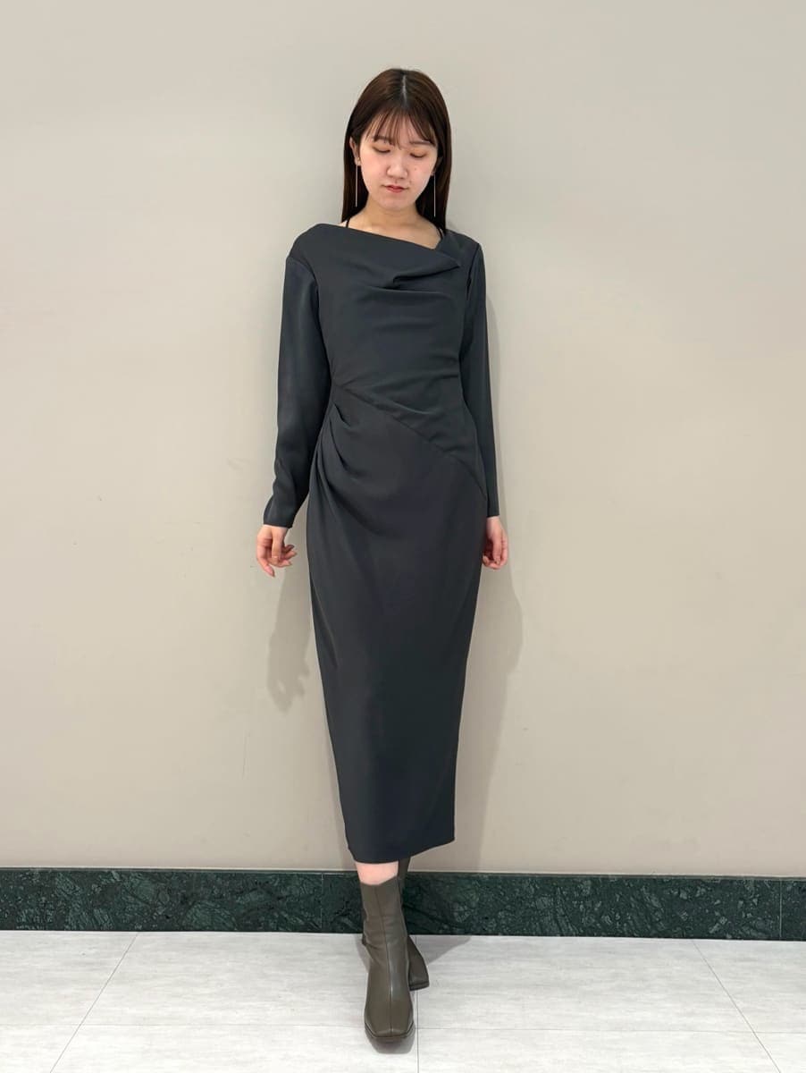 グレー系のワンピース、シルバー系のイヤリングを着用したレディースの冬コーディネートの4枚目の写真