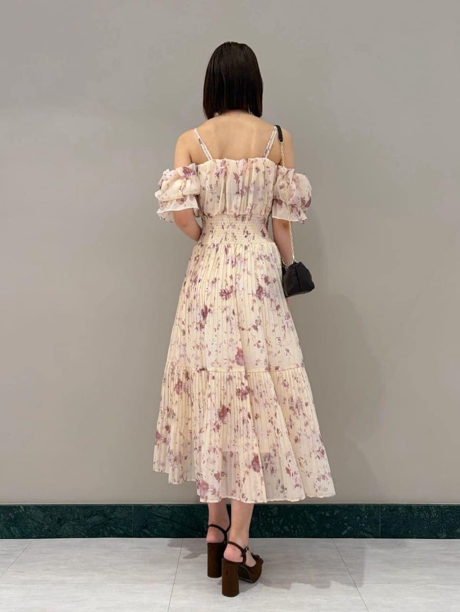 ピンク系のワンピース、ブラウン系のサンダルを着用したレディースの夏コーディネートの3枚目の写真