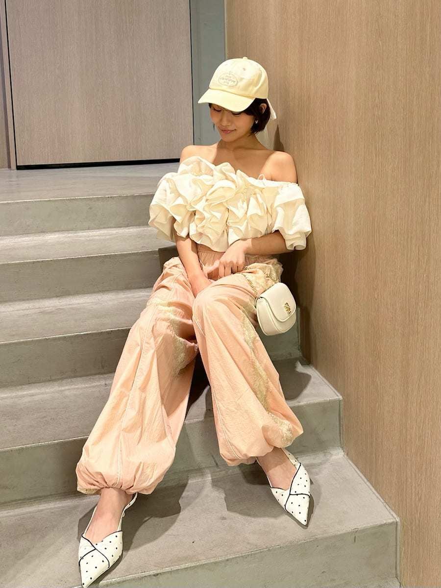 ホワイト系のシャツ/ブラウス、ピンク系のその他パンツ、その他のパンプスを着用したレディースの春コーディネートの2枚目の写真