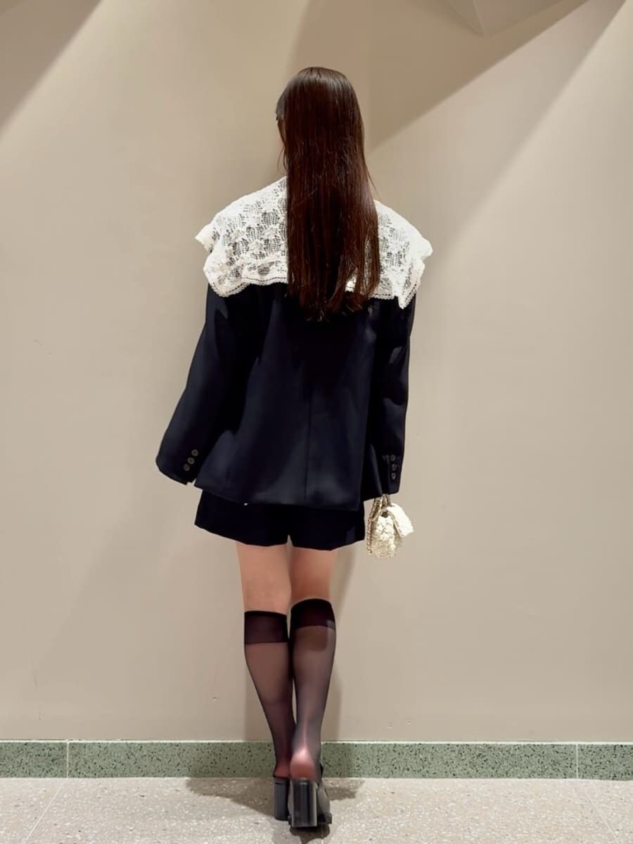 ブルー系のテーラードジャケット、ホワイト系のシャツ/ブラウス、ブルー系のその他パンツを着用したレディースの秋コーディネートの4枚目の写真