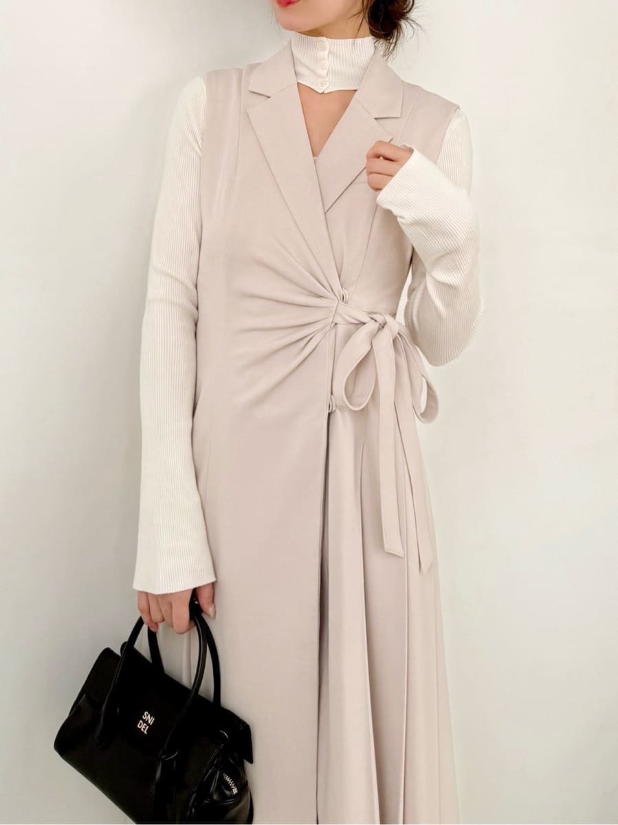 ブラック系のブーツ、ベージュ系のワンピース、ホワイト系のニット/セーターを着用したレディースの秋コーディネートの3枚目の写真