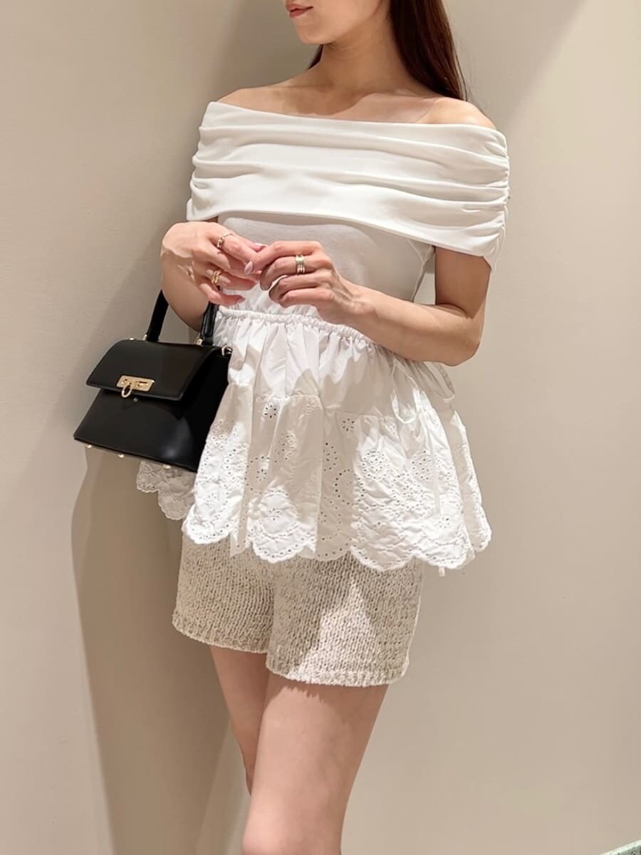 ホワイト系のTシャツ/カットソー、ホワイト系のその他パンツ、ブラック系のショルダーバッグを着用したレディースの夏コーディネートの3枚目の写真