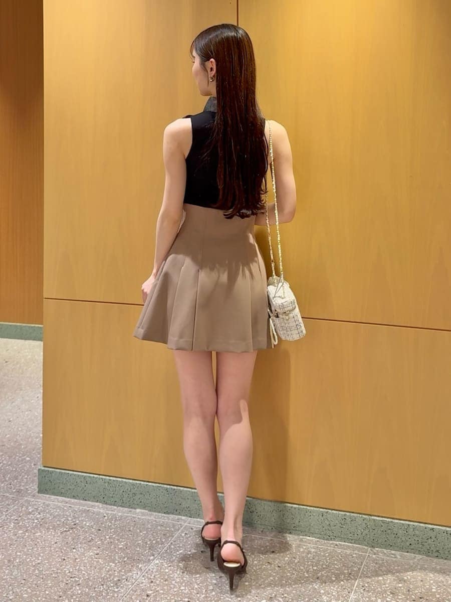 ブラウン系のその他パンツ、ホワイト系のスマホグッズを着用したレディースの春コーディネートの4枚目の写真