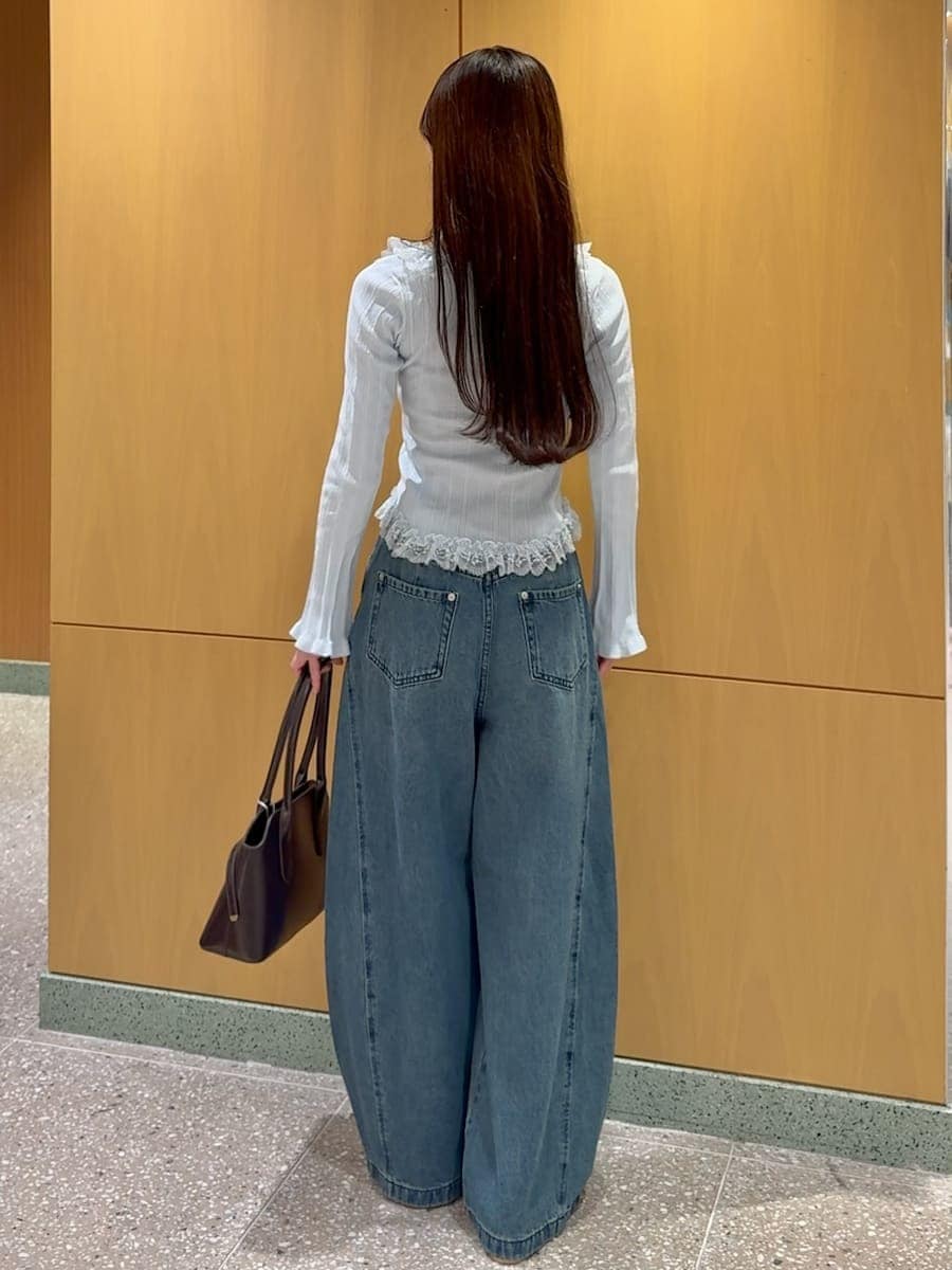 その他のサンダル、ブルー系のデニムパンツ、ブルー系のニット/セーターを着用したレディースの夏コーディネートの3枚目の写真