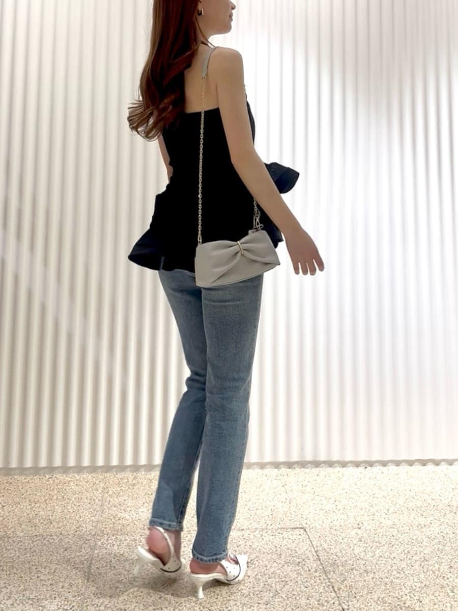 ブルー系のその他パンツ、その他のパンプス、ブラック系のニット/セーターを着用したレディースの春コーディネートの5枚目の写真